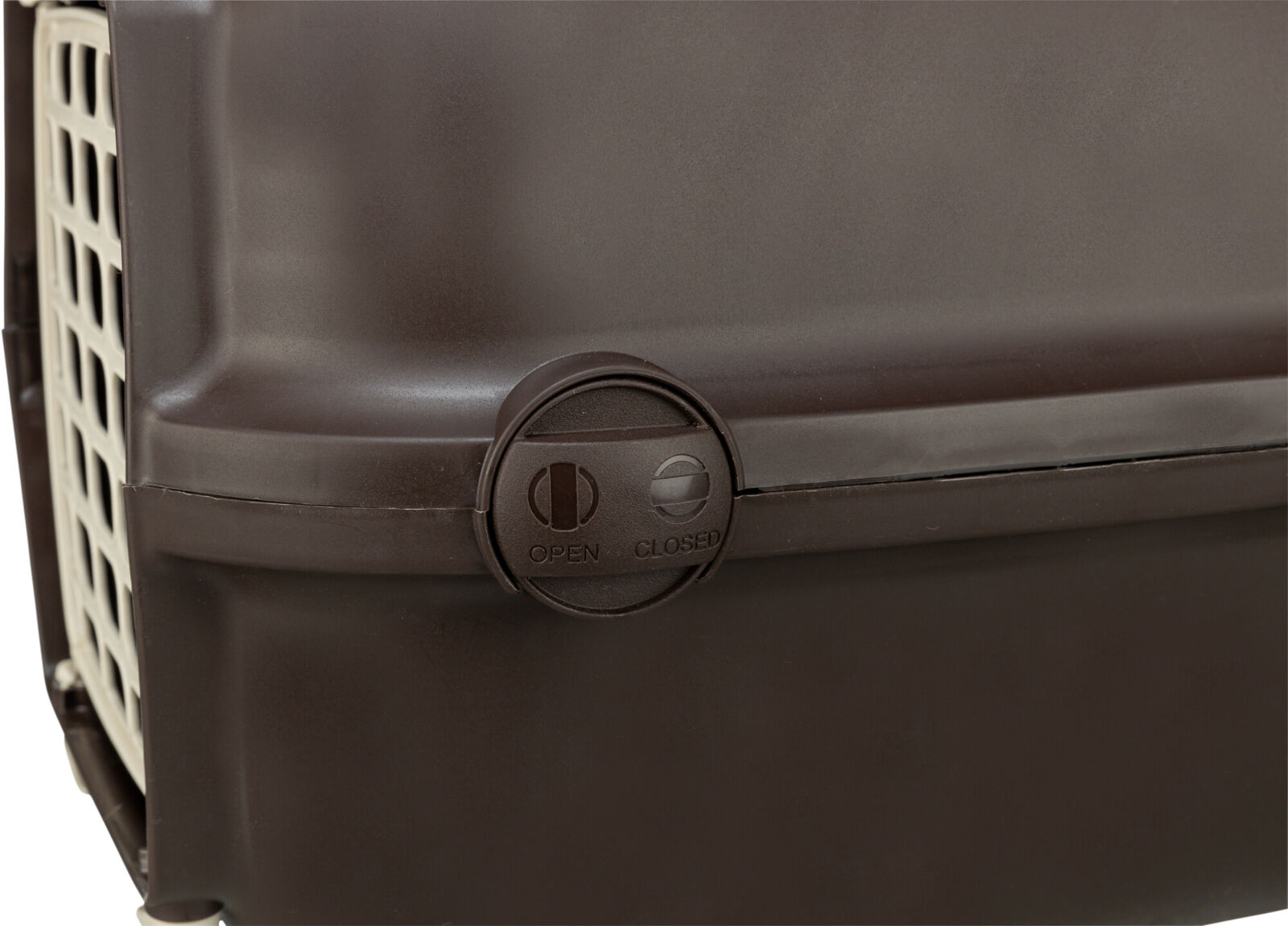 Braunes Kunststoffgehäuse mit einem Drehverschluss, Beschriftungen "OPEN" und "CLOSED" sind sichtbar.