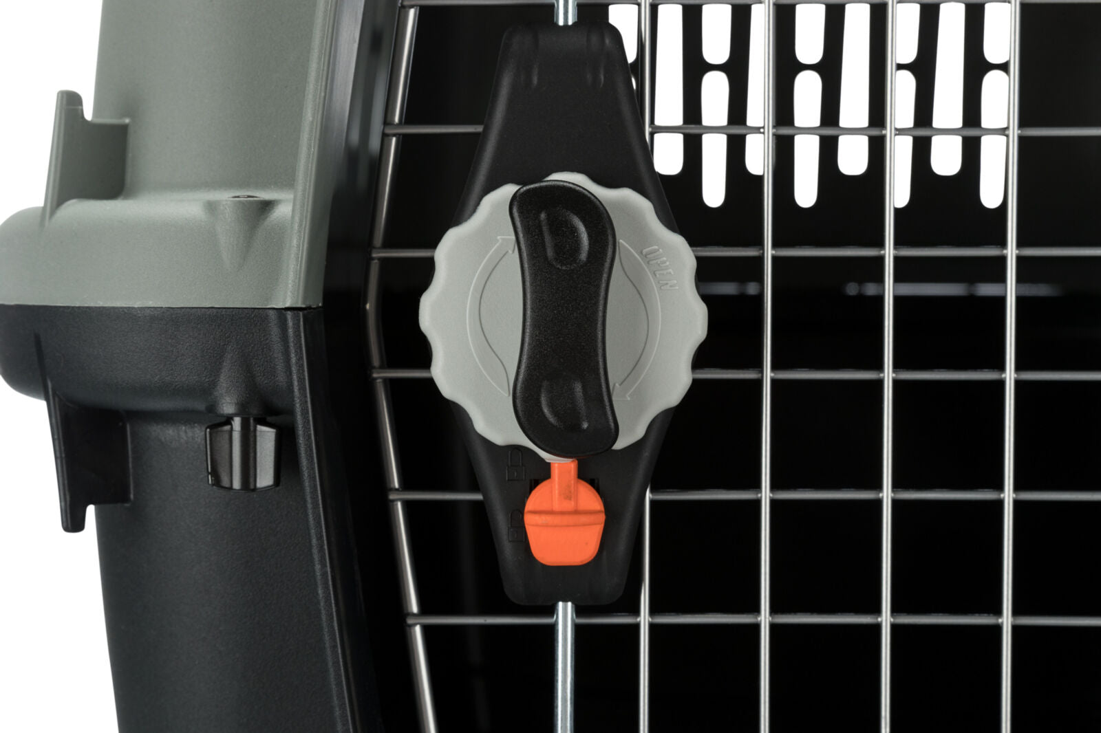 Graues und schwarzes Kunststoffschloss mit rotem Schiebeverschluss an einem Gitter aus Metallstäben.