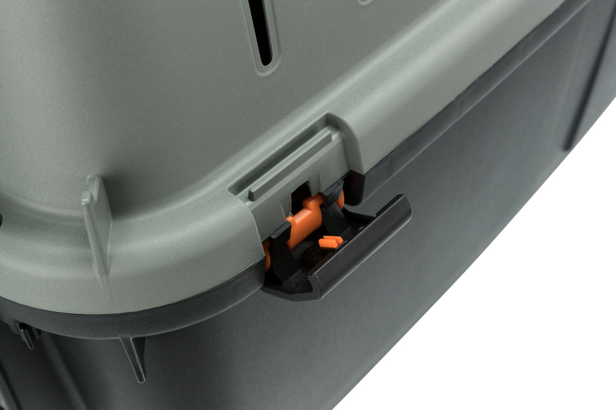 Nahaufnahme eines Behälterverschlusses mit grauer und schwarzer Oberfläche und orangefarbenem Riegel.