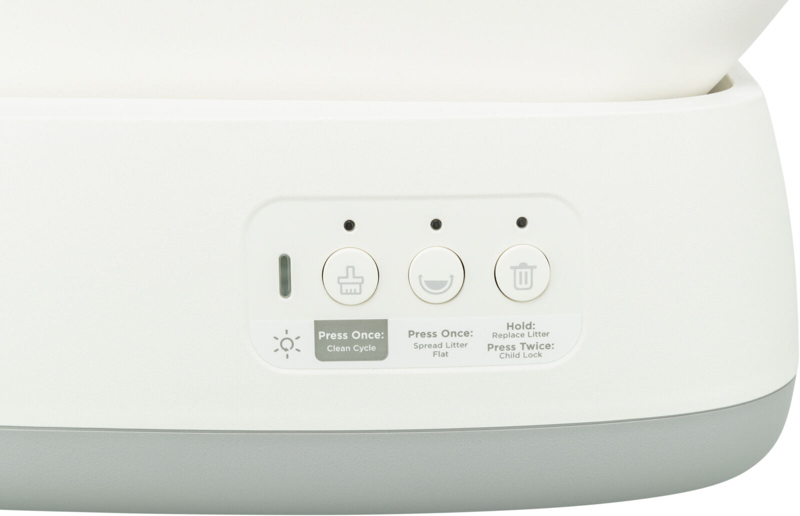 Drei weiße Knöpfe auf einem weißen Panel eines Geräts mit Symbolen und englischen Beschriftungen darunter.