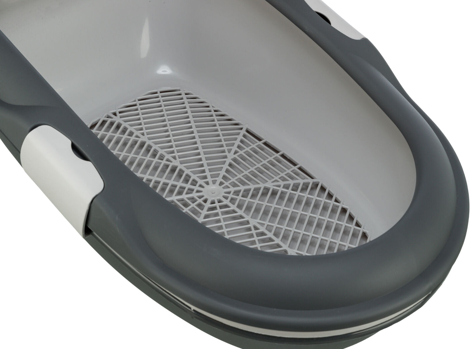 Graue, ovale Katzentoilette mit Gitterboden in einem weißen Innenbereich, keine Haube sichtbar.