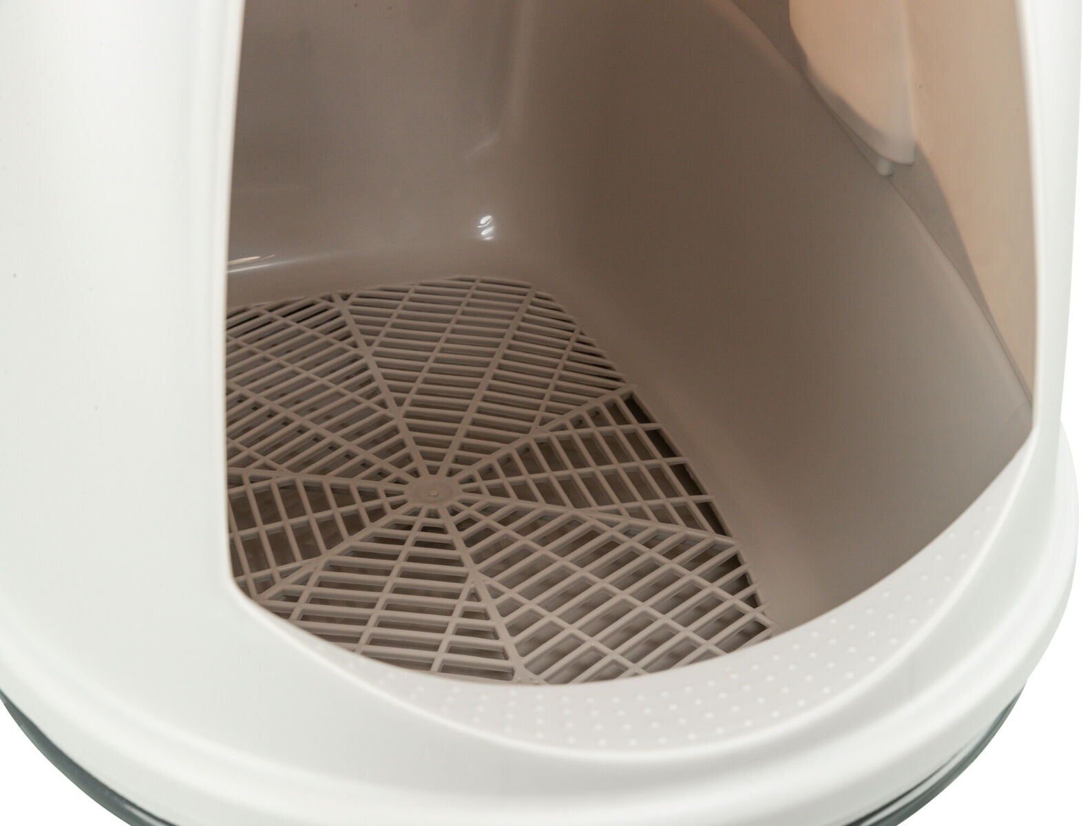 Weiße Katzentoilette mit Haube und gitterartigem Boden aus Kunststoff.