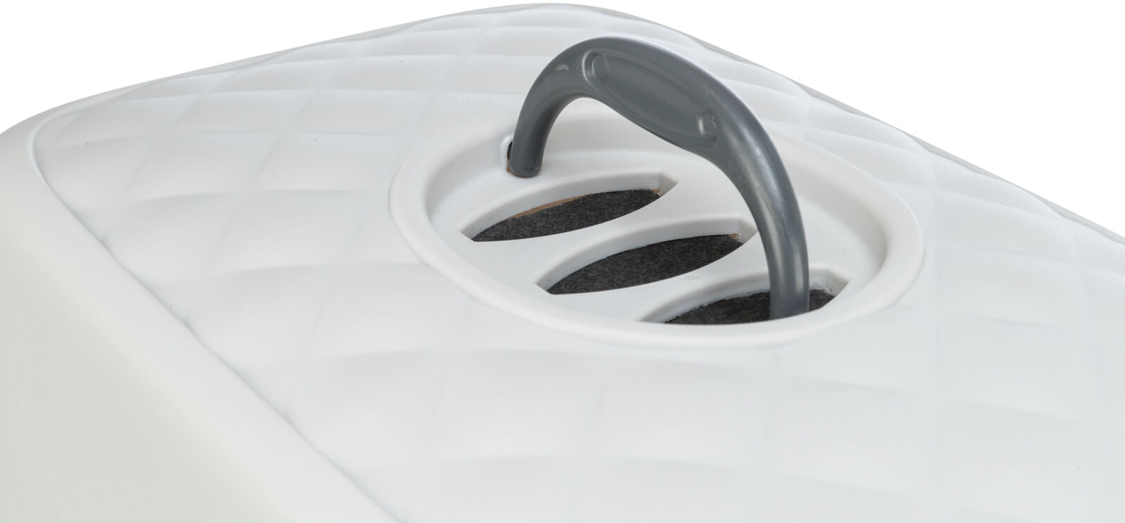 Weiße strukturierte Oberfläche mit grauem Griff über einer ovalen Öffnung.