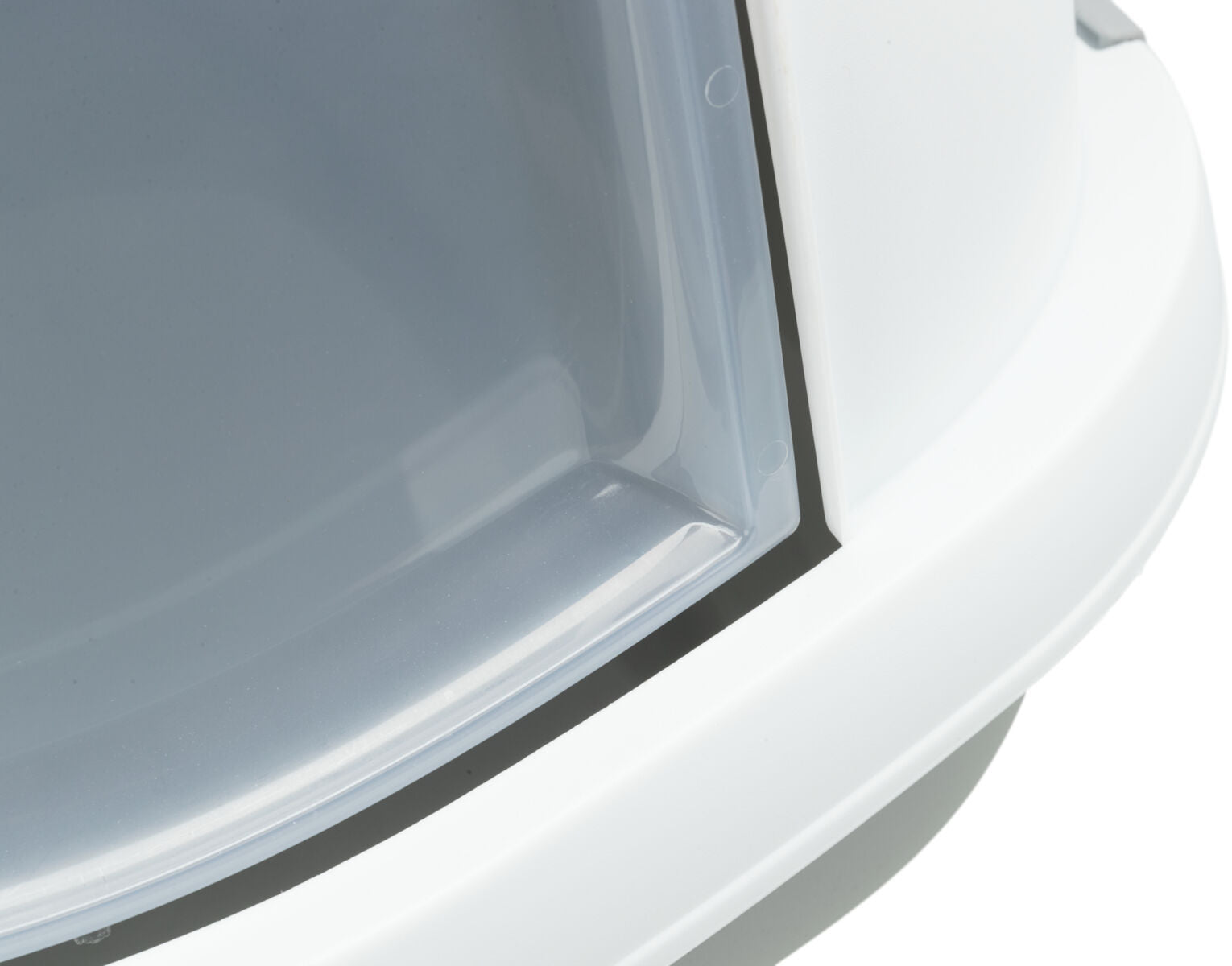 Weiße Kunststoffoberfläche mit einem grauen, durchsichtigen Abschnitt, der Teil eines größeren Objekts scheint.