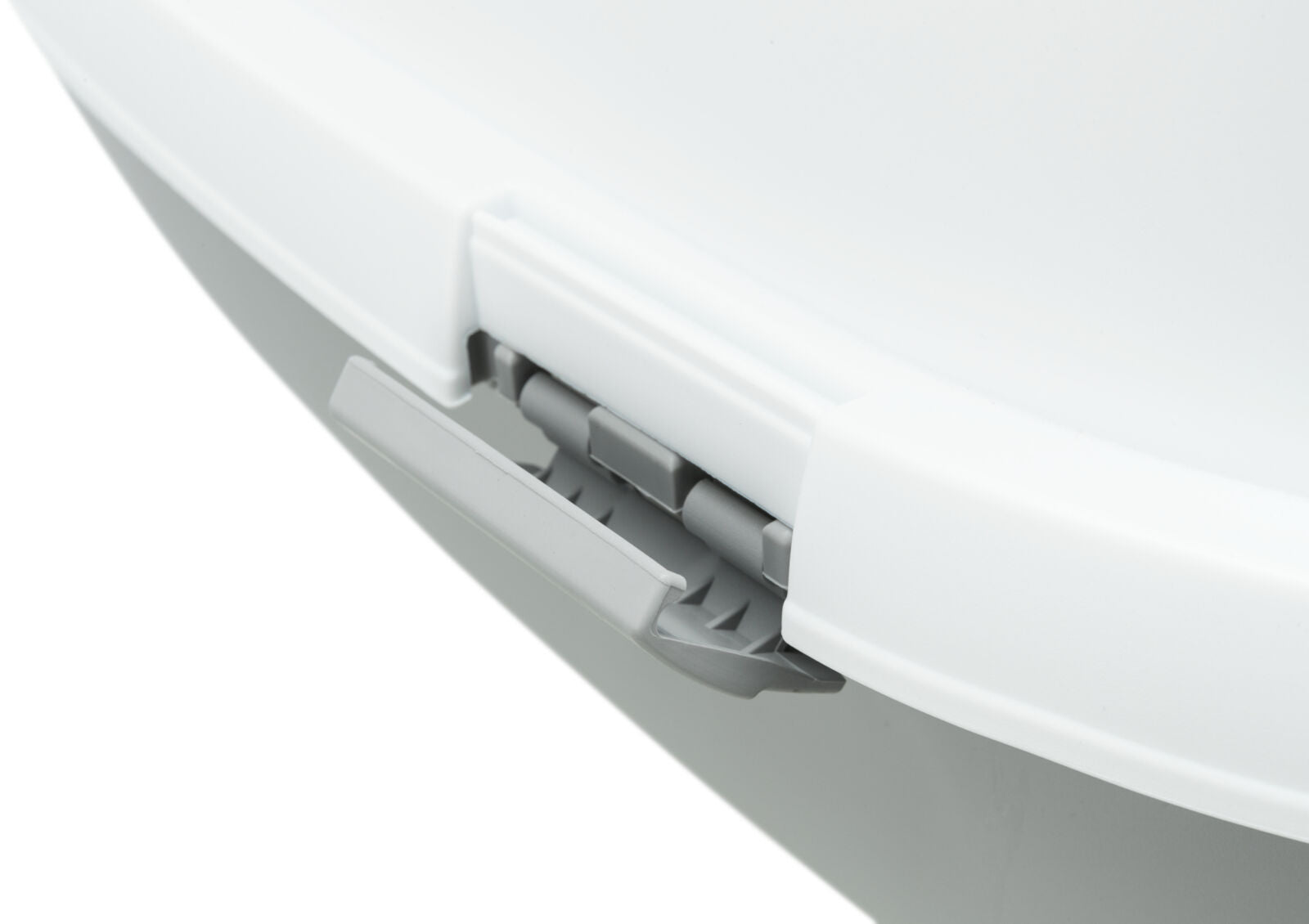 Weißer Deckel mit grauem Griff und Scharnieren, Teil eines Plastikgehäuses.