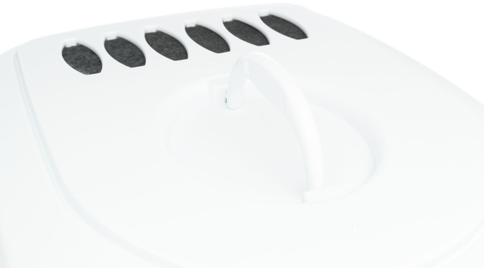 Weißer Deckel mit schwarzem Belüftungsgitter und rundem Griff.