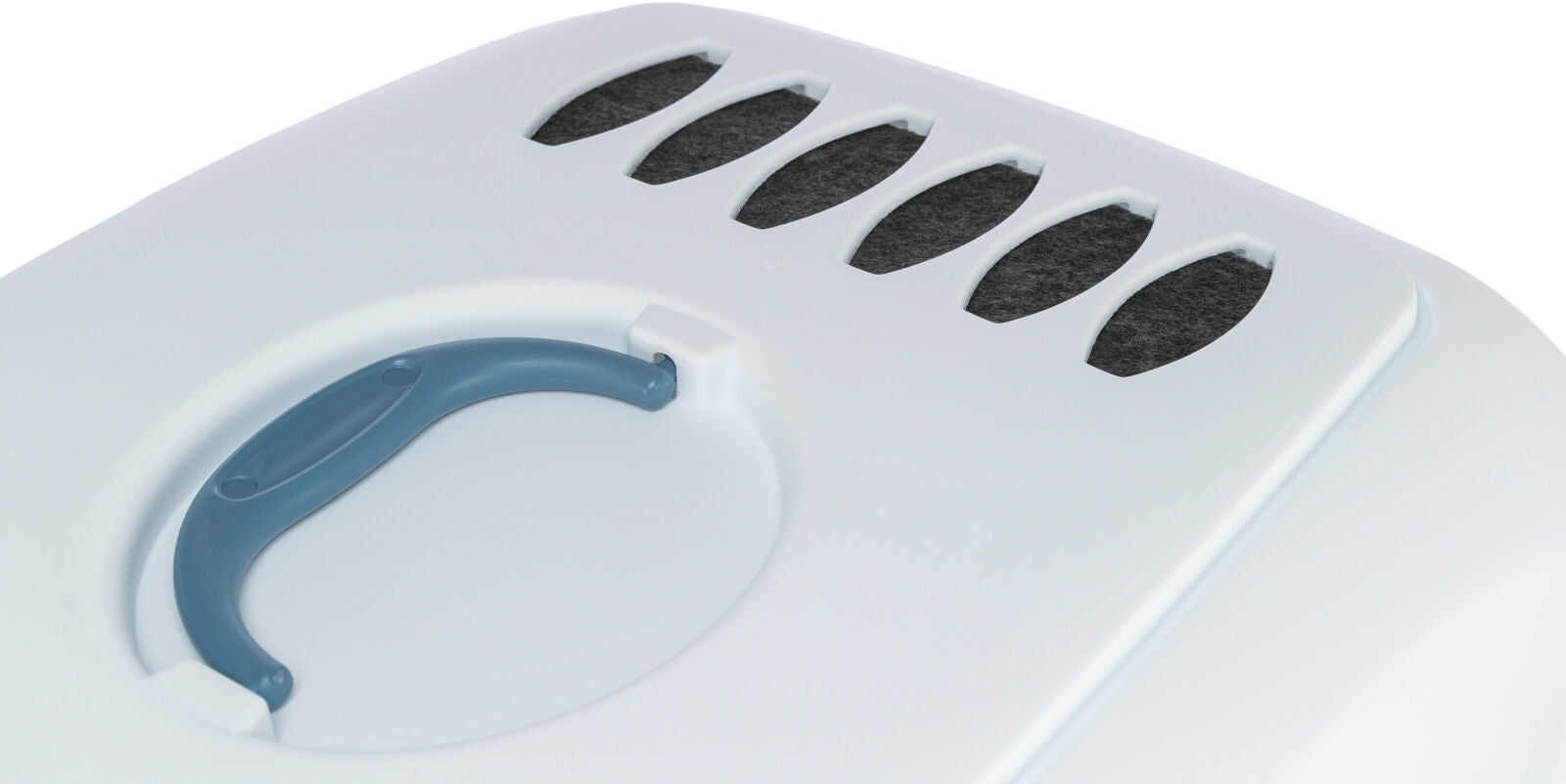 Weißer Deckel mit blauen Griff und seitlichen Lüftungsschlitzen, die in dunklem Material hinterlegt sind.