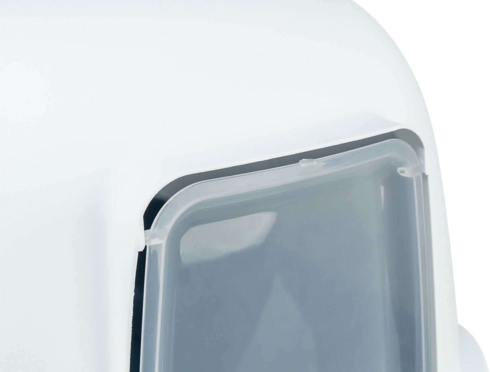 Weiße Struktur mit klarer Kunststoffklappe in Nahaufnahme, möglicherweise ein Teil eines Gehäuses oder Behälters.