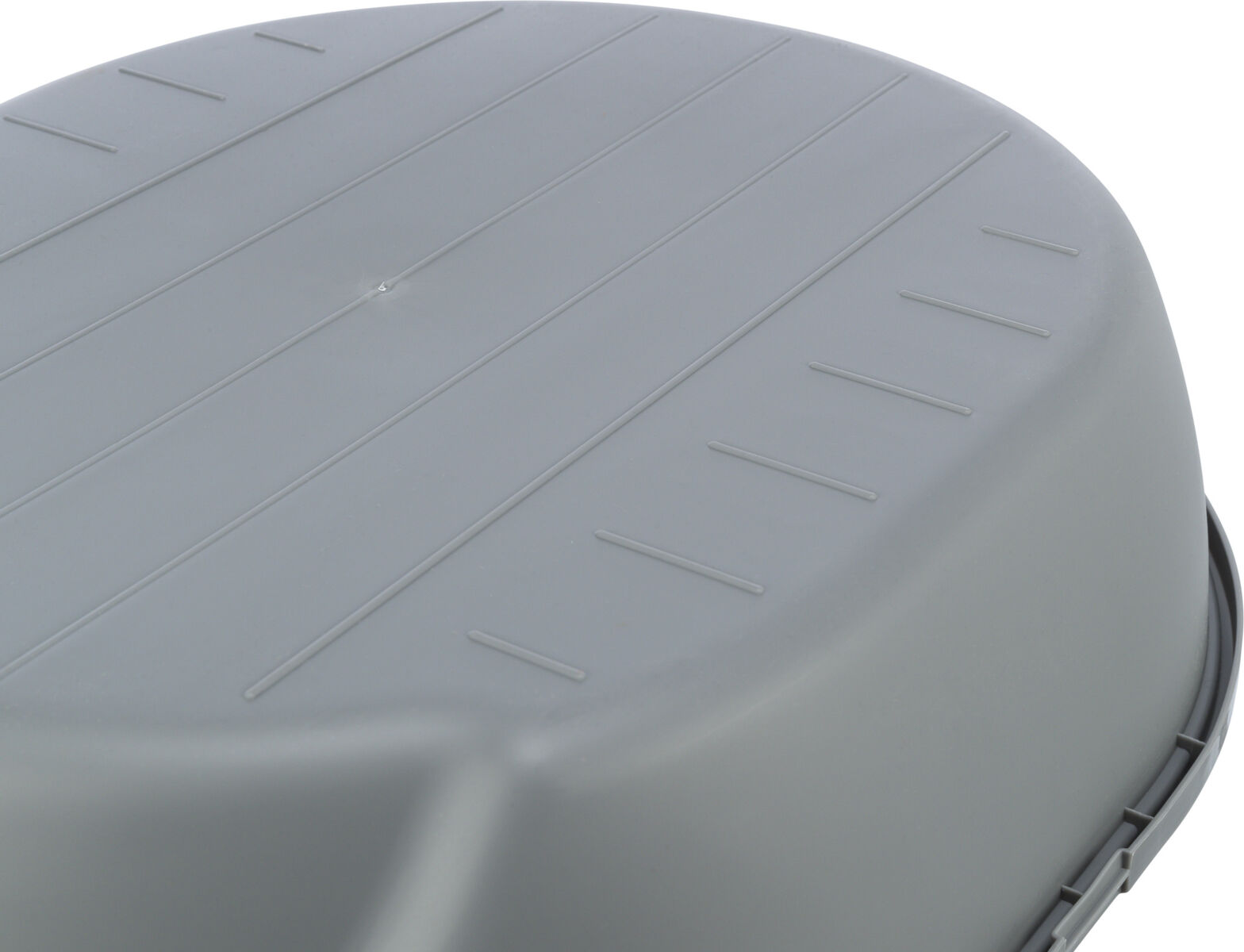 Grauer, abgerundeter Deckel mit linearen Erhebungen und leichter Vertiefung mittig, Detailaufnahme.