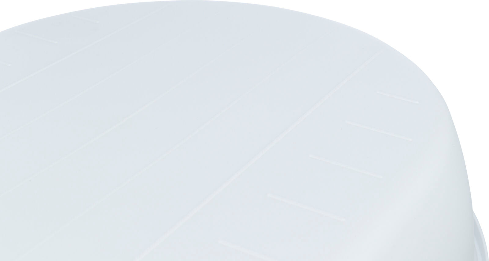 Weiße, leicht gewölbte Fläche mit subtilen Linienstrukturen, streifenförmig angeordnet.