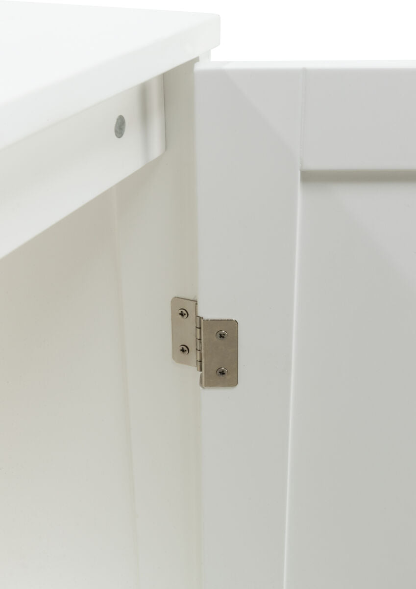 Eine weiße Schranktür mit Metallscharnier, zeigt einen Ausschnitt der Innenseite mit teilgeöffneter Tür.