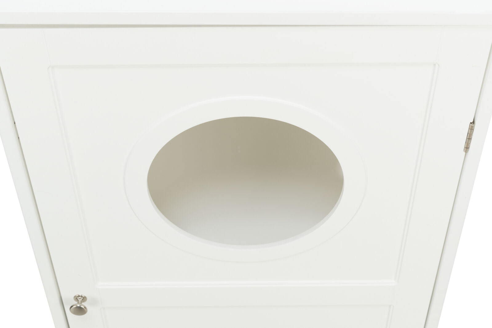 Weiße, rechteckige Schranktür mit rundem, mittigem Ausschnitt und Metallknopf an der linken unteren Ecke.