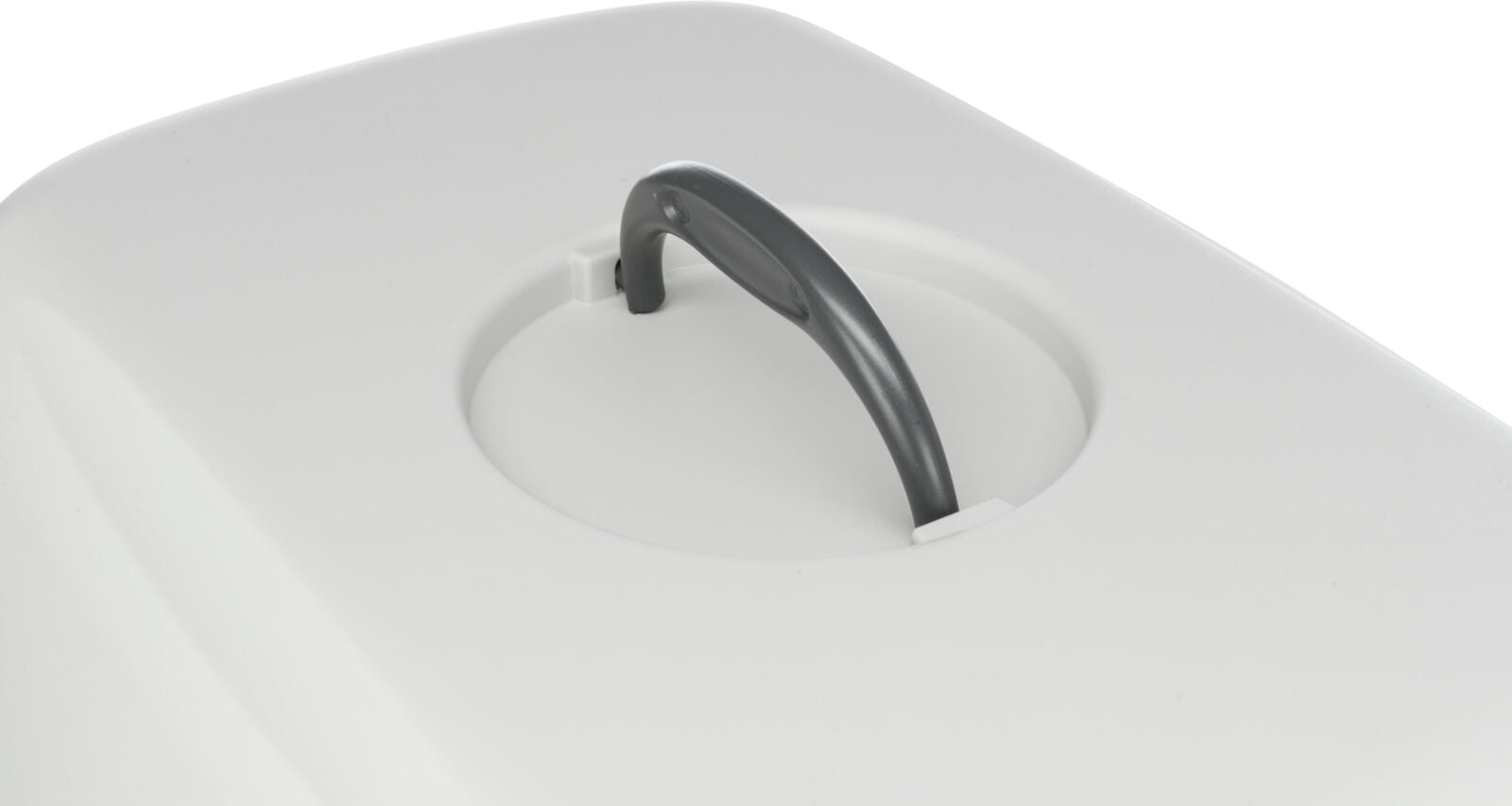 Weiße Oberfläche mit einem zentralen, runden Griff in dunklerer Farbe.