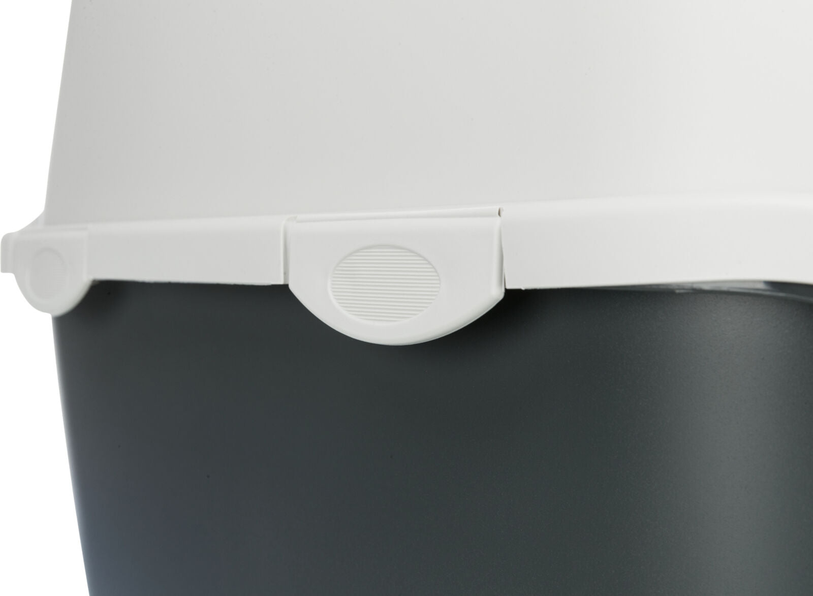 Weiße Abdeckung auf grauem Unterteil mit geriffeltem Verschlussknopf, klar definierte Kanten und glatte Oberflächen.