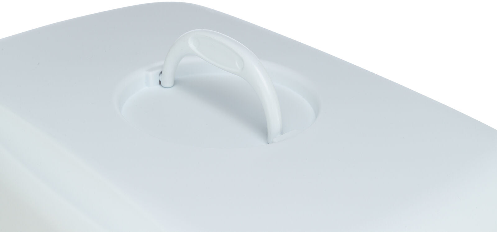 Ein weißer, abgerundeter Deckel mit einem integrierten Griff in der Mitte.