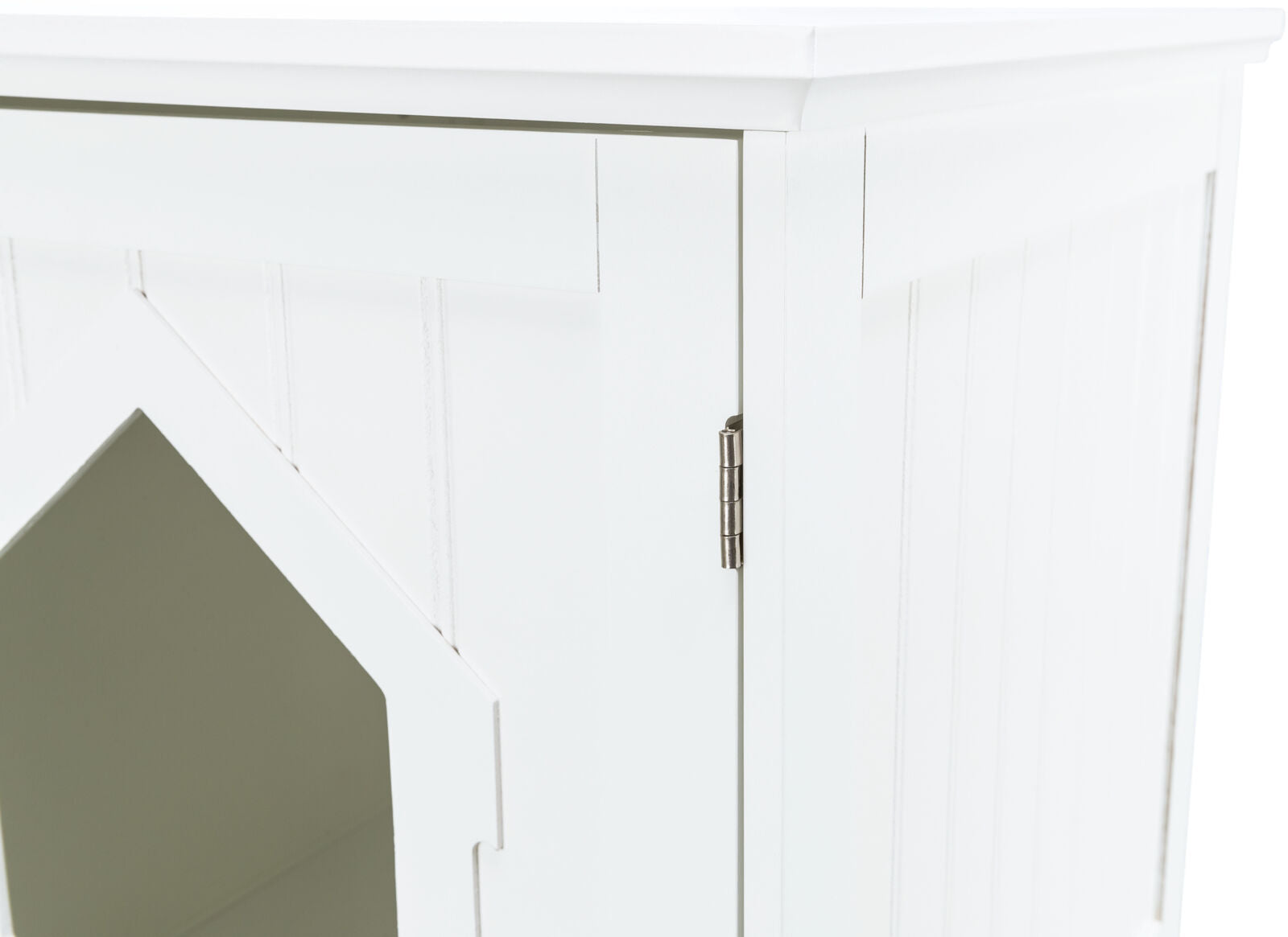 Weißes Holzmöbel mit rechteckiger Form und einer Tür mit Metallscharnieren auf der rechten Seite.