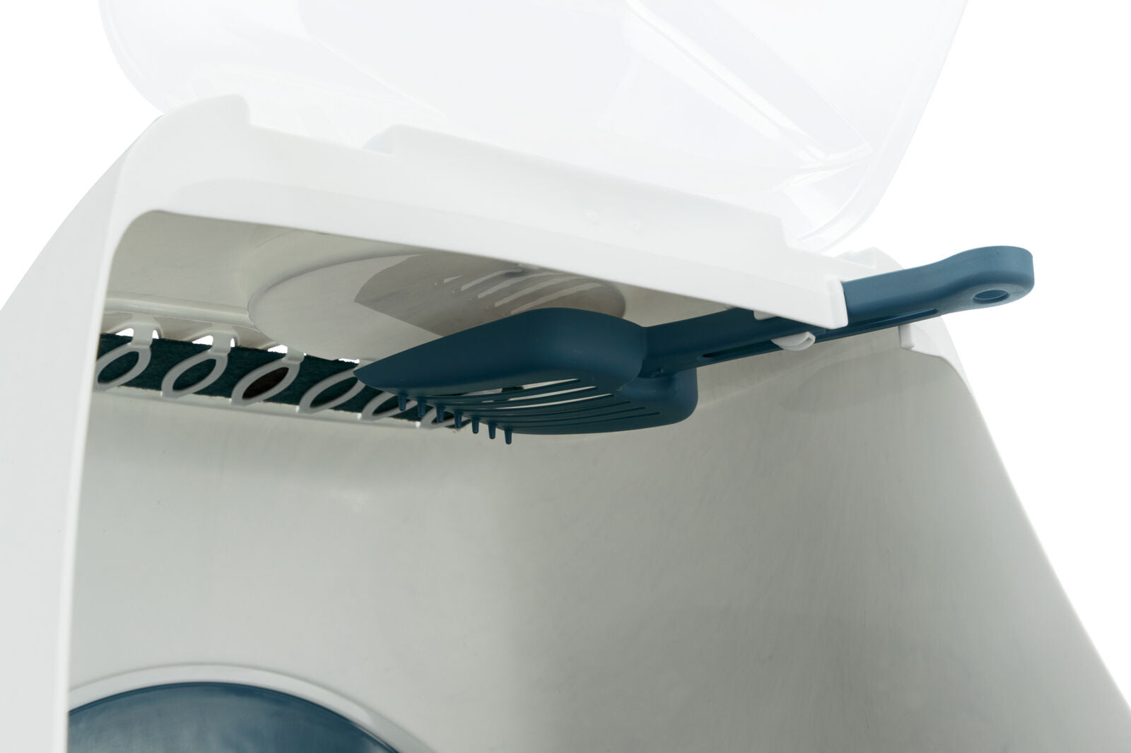 Nahaufnahme eines weißen Gehäuses, das ein dunkelblaues Element aus Kunststoff mit Schlitzen enthält.