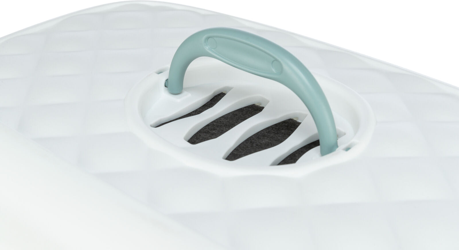 Weiße, strukturierte Oberfläche mit einem blauen Griff und Belüftungsschlitzen in der Mitte.