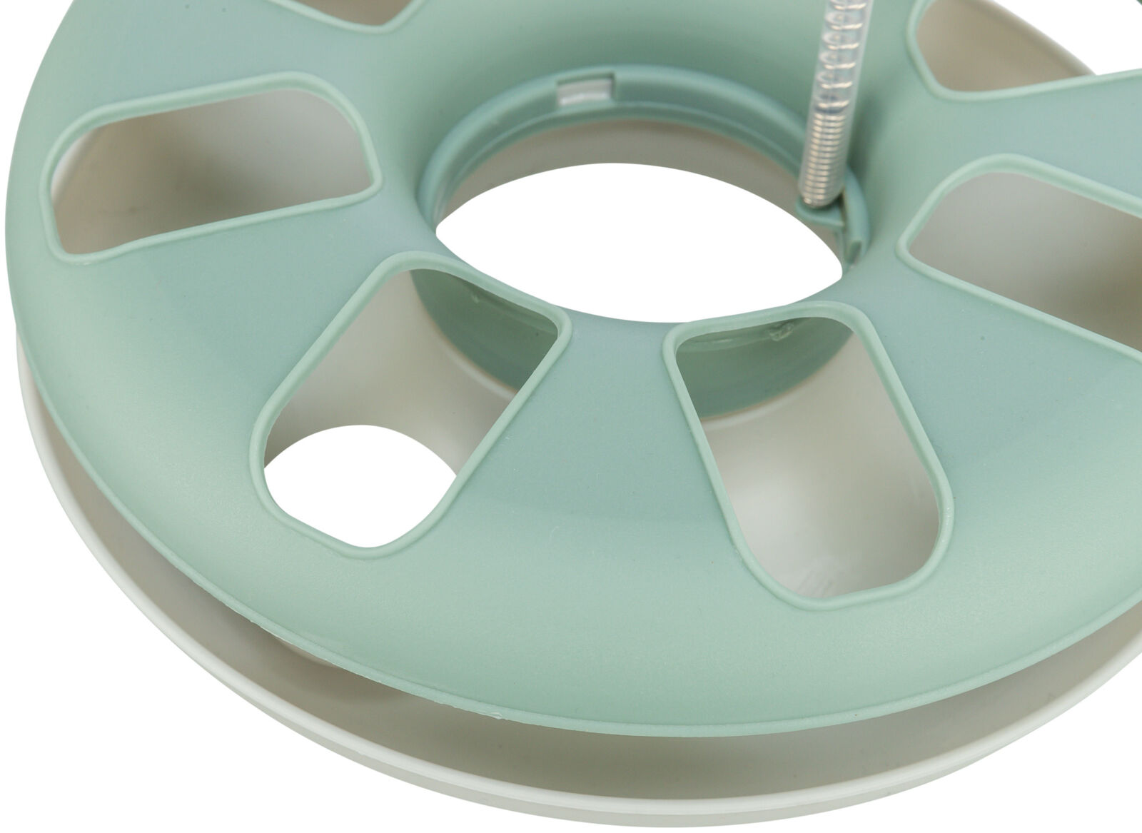 Rundes, mintgrünes Kunststoffteil mit mehreren ovalen Öffnungen und einer zentralen, kreisförmigen Aussparung.