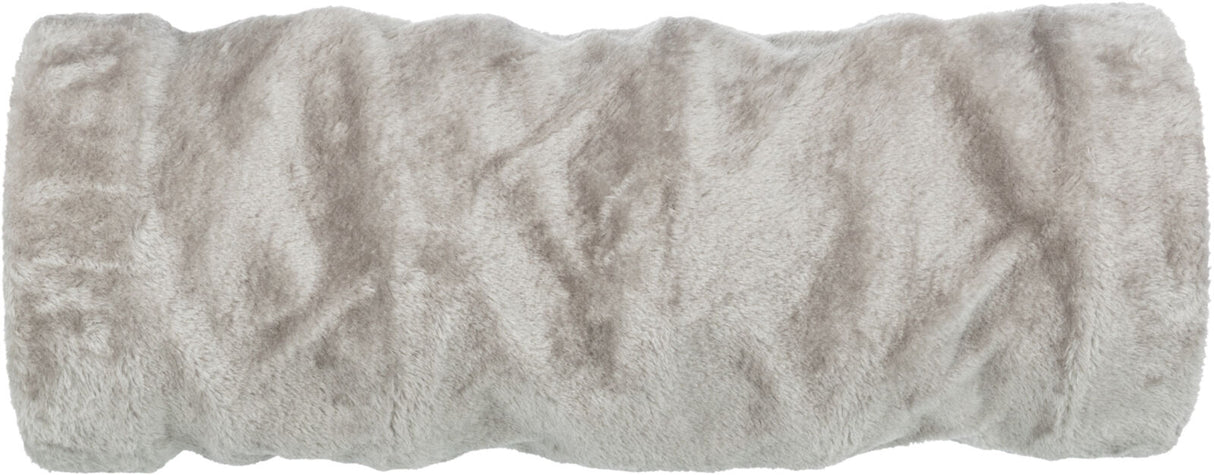 Graues, rechteckiges, flauschiges Kissen mit weicher, samtartiger Oberfläche und sanften Farbverläufen.