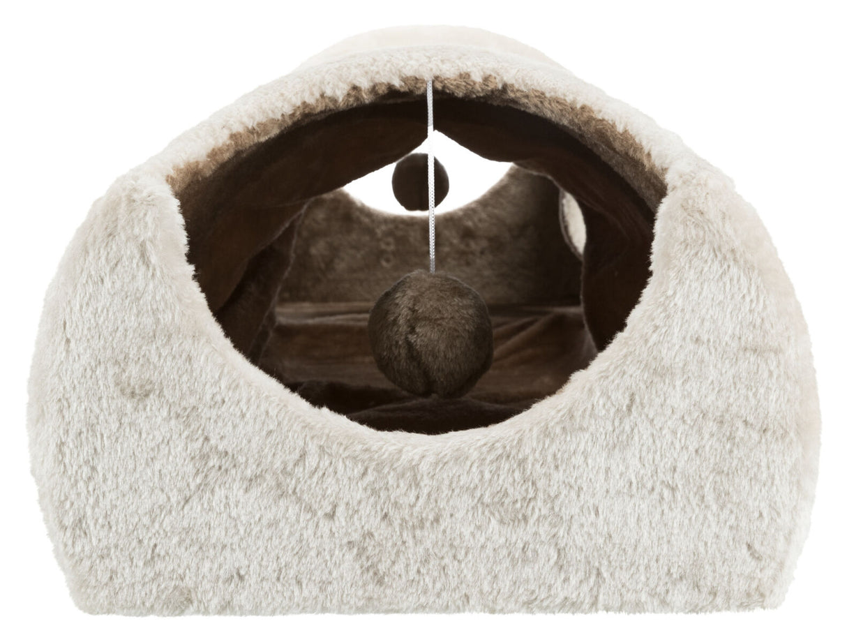 Weiß-beige Höhle mit weichem Fellbezug und hängendem Spielball innen, dunkelbrauner Innenraum sichtbar.