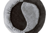 Rundes Bett mit Yin-Yang-Muster in Grau- und Schwarztönen aus flauschigem Material.