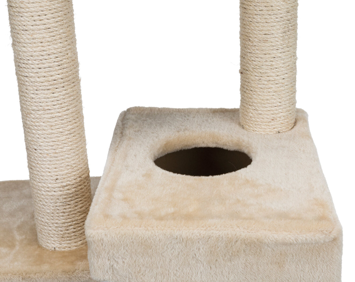 Beiges Katzenmöbel mit Sisalstämmen und einer quadratischen Höhle, Ausschnitt zeigt obere Fläche und Öffnung.
