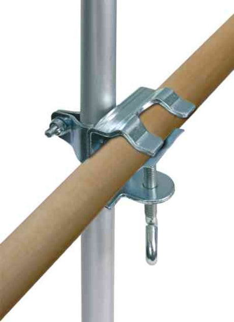 Eine Metallklemme befestigt einen braunen Stab an einem silbernen Rohr, beide im rechten Winkel.