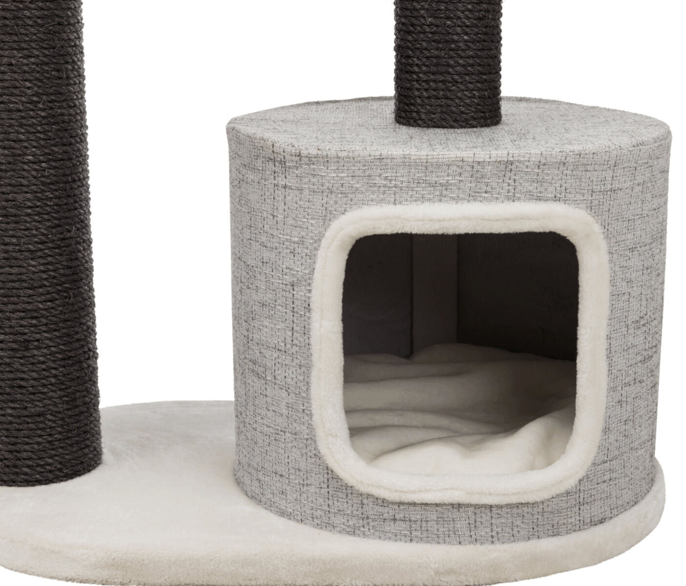 Kratzbaum mit hellgrauem, rundem Plüschpodest, zwei dunklen Sisalstämmen und einer grauen Höhle mit weißem Rand.
