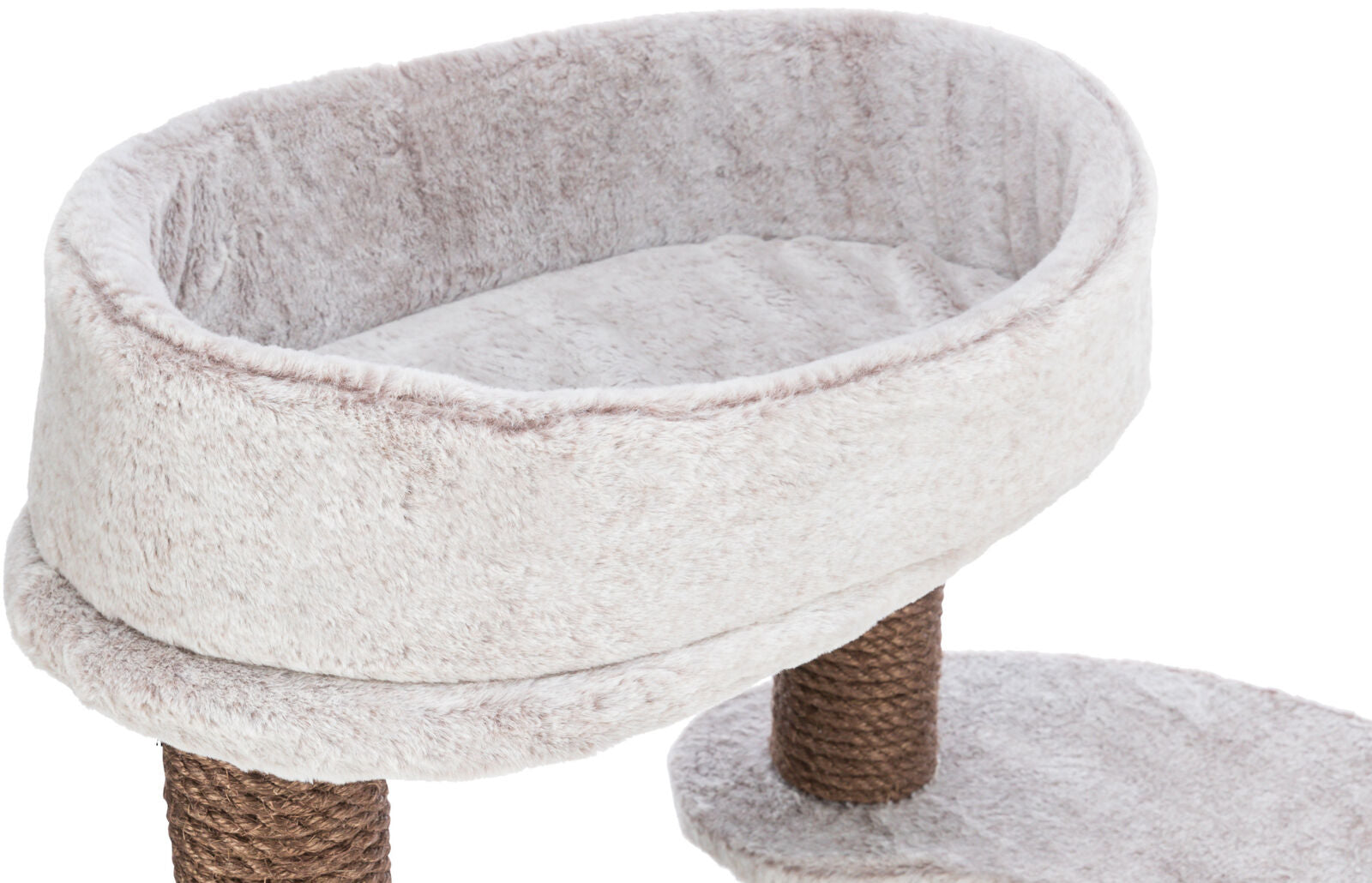 Ovale, beige, flauschige Liegefläche auf einem Kratzbaum mit braunen Sisalstämmen.