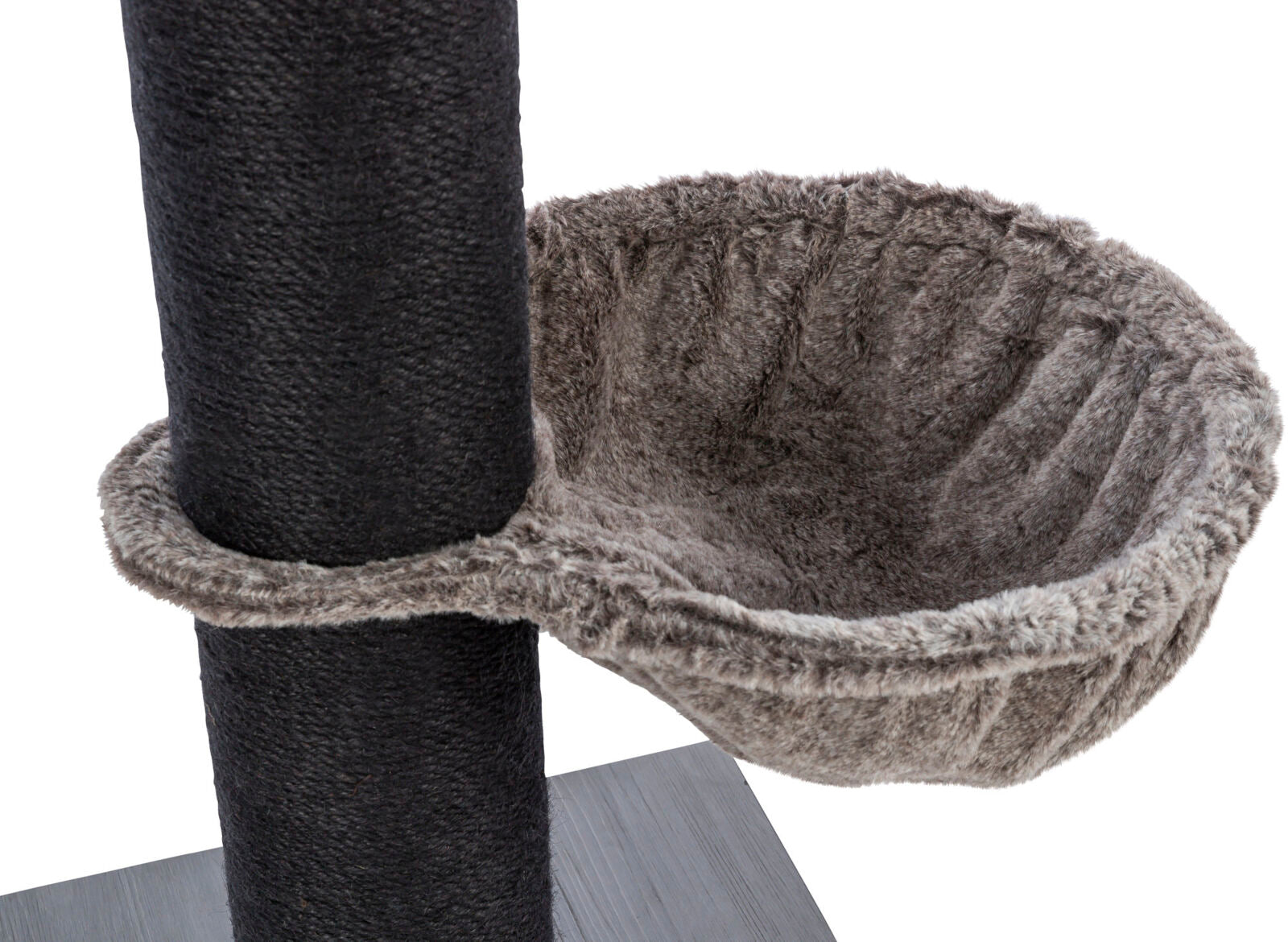 Grauer, plüschiger Korb auf schwarzem, vertikalem Kratzbaumstamm mit Holzsockel.