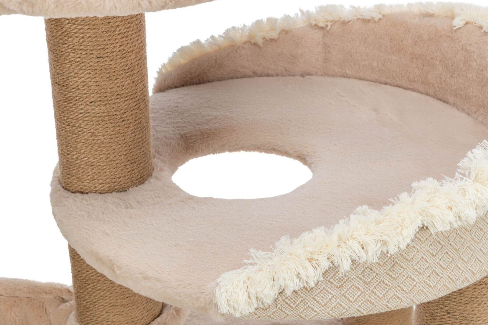 Beigefarbenes Kratzbaumregal mit weichem Plüschrand und einem Sisalstamm in der Mitte, Aussparung im Regal.