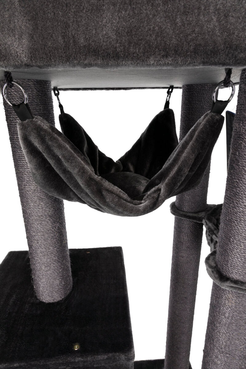 Schwarze Hängematte zwischen drei kratzbaumartigen Säulen aus Seilmaterial befestigt.