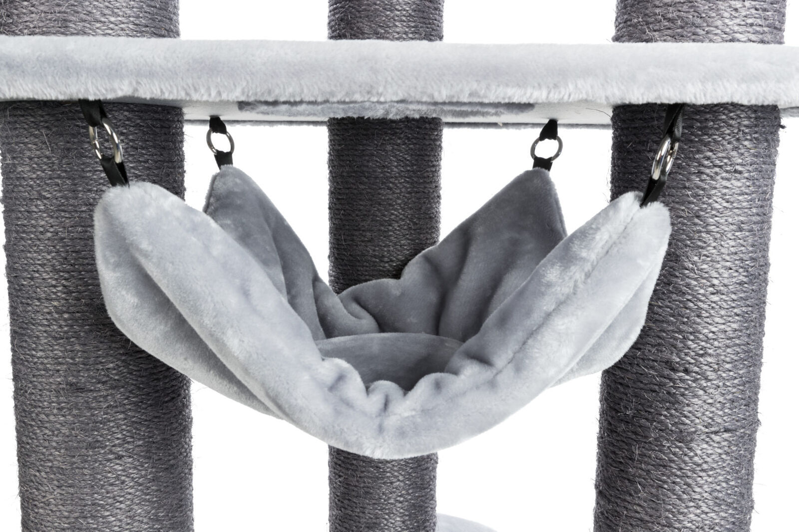 Graue Hängematte aus weichem Stoff hängt zwischen drei mit Seil umwickelten Säulen eines Kratzbaums.