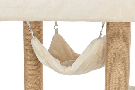 Beige Hängematte aus Plüsch, befestigt zwischen zwei Sisal-bespannten Kratzbaumsäulen.
