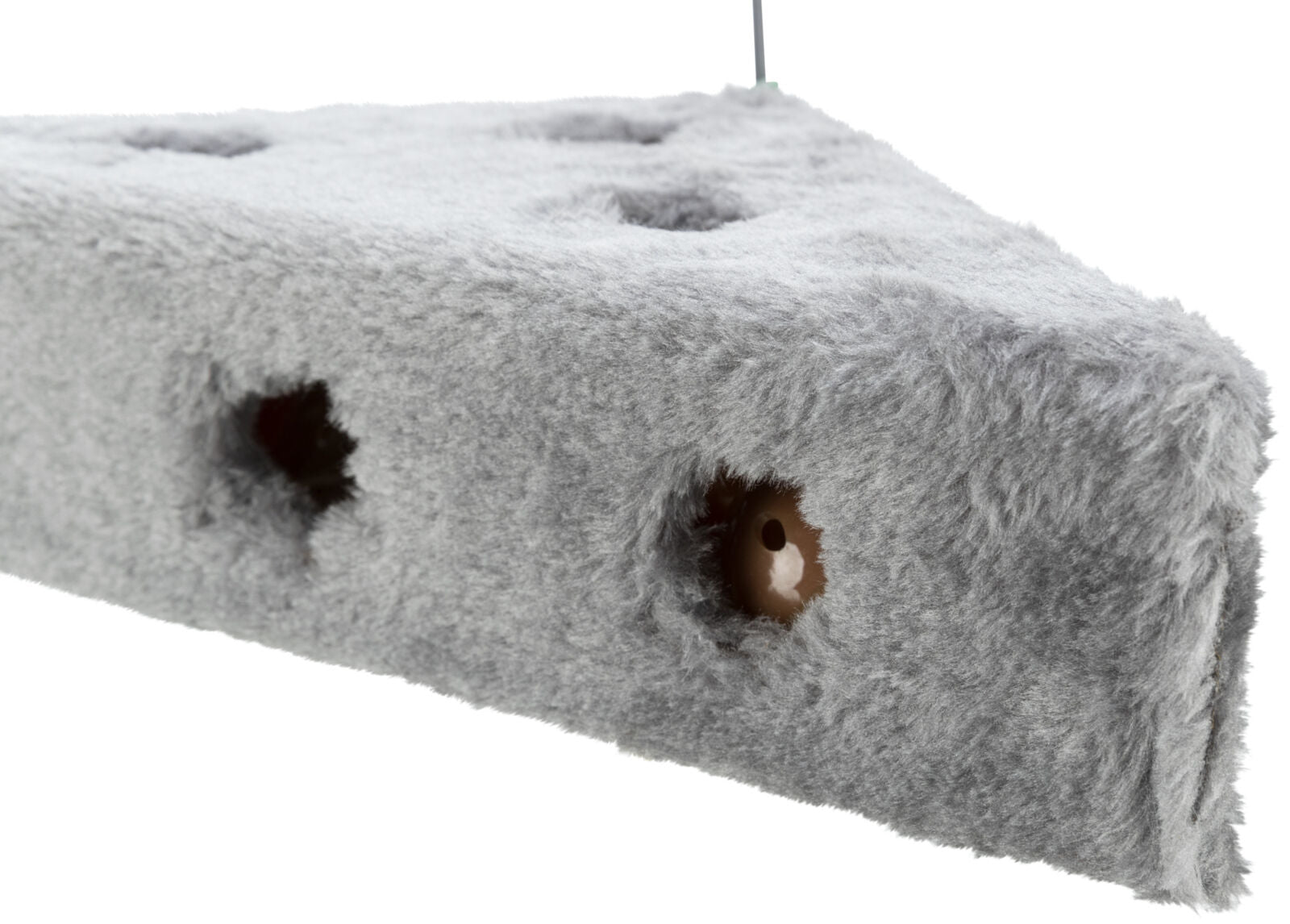 Graues, dreieckiges, flauschiges Objekt mit mehreren runden Öffnungen an den Seiten.