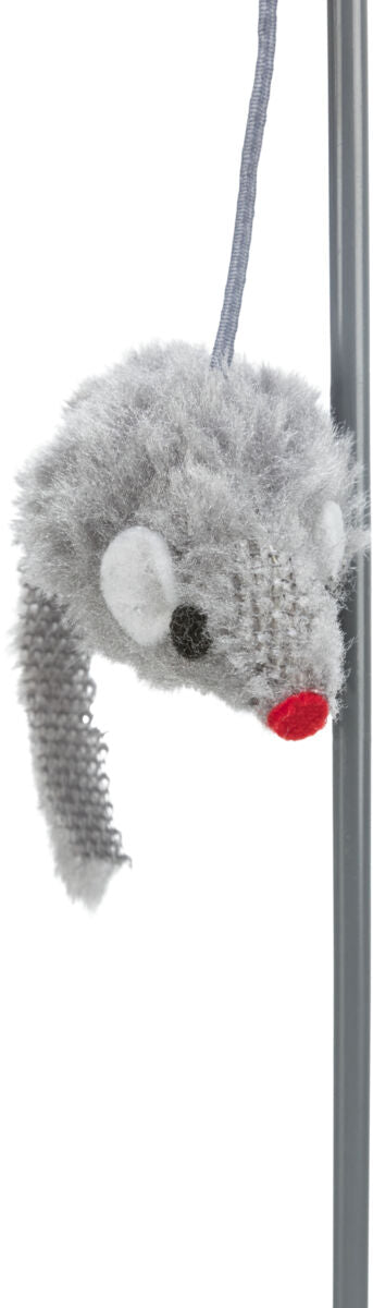 Graue Plüschmaus mit roter Nase und weißer Schnur, hängt an einem Stab, Hintergrund weiß.
