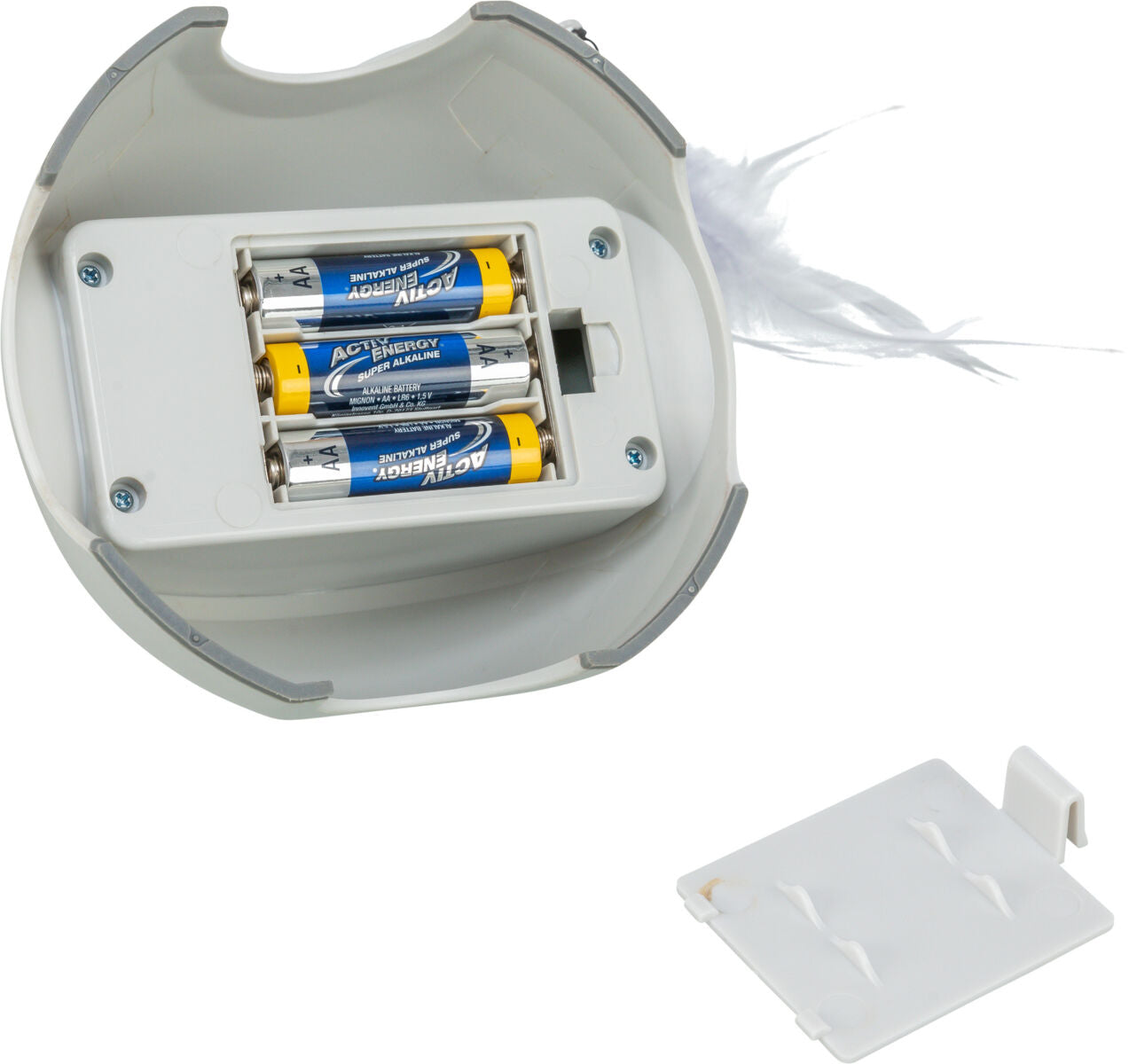 Weißes Gerät mit offenem Batteriefach, drei AA-Batterien sichtbar, daneben eine abgenommene Abdeckung.