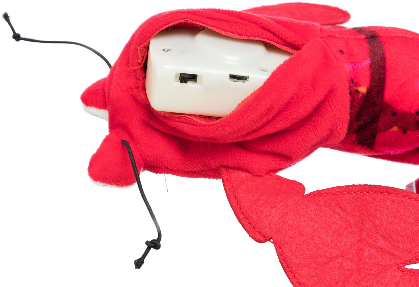 Rotes Plüschspielzeug in der Form eines Hummers mit einem weißen Kunststoffkasten und Kabel, sichtbar in der Öffnung.