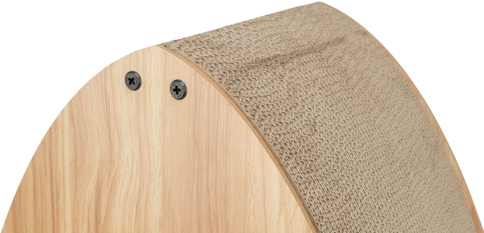 Nahaufnahme einer gebogenen Holzstruktur mit beige-farbener, texturierter Oberfläche und zwei sichtbaren Schrauben.