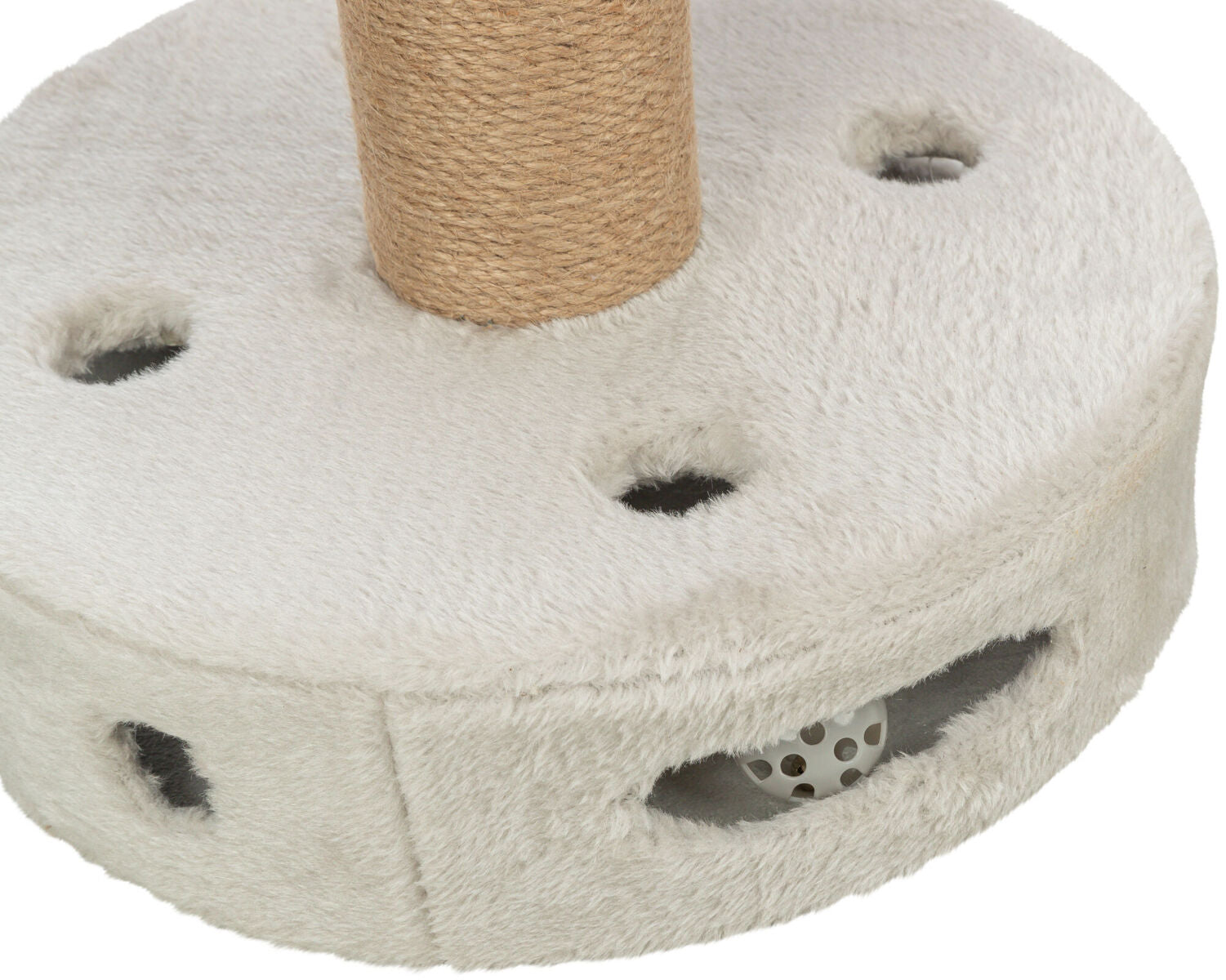 Kratzsäule mit beigem, plüschbezogenem Sockel und integrierten Löchern, sichtbar ist ein Loch mit einem Spielzeugball.