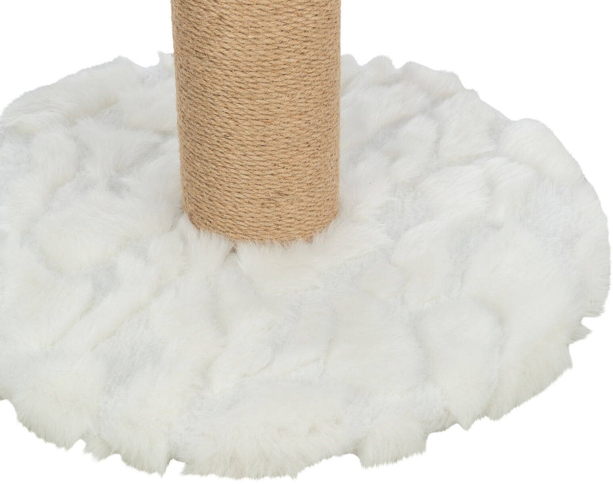 Ein Kratzstamm aus hellem Sisal steht auf einer flauschigen weißen Unterlage.