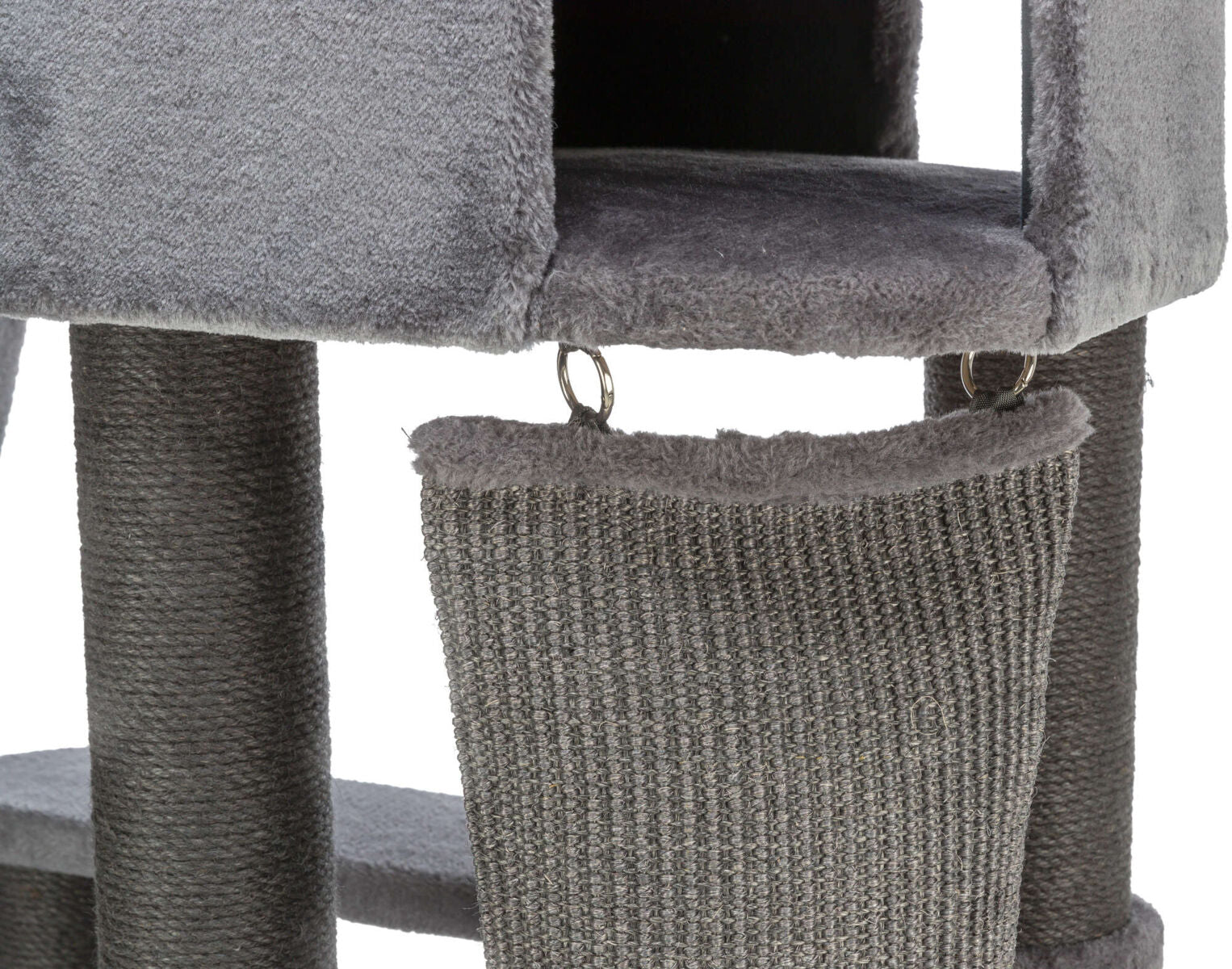 Ein grau-schwarzer Katzenkratzbaum mit Sisalteppich auf den Stämmen und weicher Plüschoberfläche.