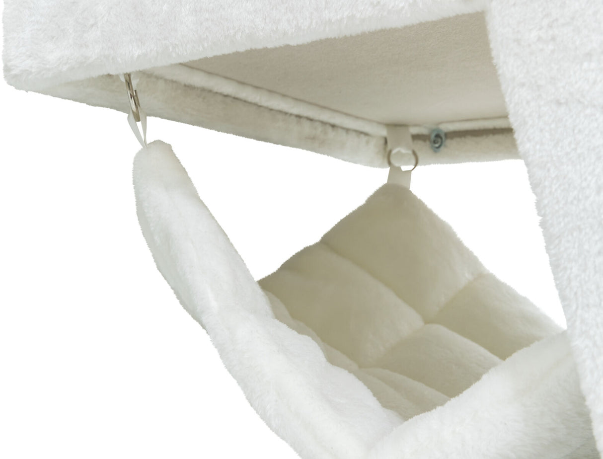 Weiße, gepolsterte Hängematte aus weichem Stoff ist an Metallhaken unter einer Plattform befestigt.