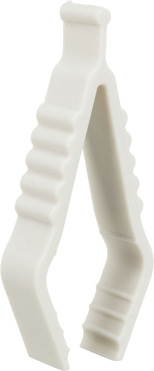 Weiße Kunststoffklammer mit geriffelter Oberfläche und rechteckiger Spitze, geöffnet dargestellt.