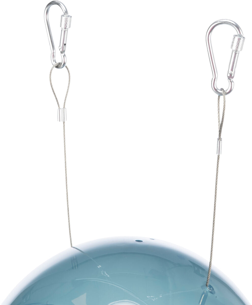 Zwei silberne Karabinerhaken halten ein dünnes Drahtseil über einer blauen, glatten Oberfläche.