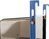 Zwei blaue Halterungen mit goldenen Schrauben fixieren eine schwarze, glänzende Platte.