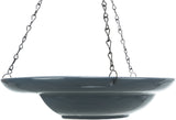 Eine graue, flache Hängeschale aus Keramik mit drei Metallketten zur Aufhängung an Herzgliedern.