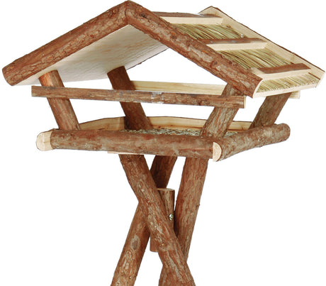 Holz-Vogelfutterhaus mit schrägem Dach und vierbeiniger, gekreuzter Unterstützung, naturbelassene Äste.