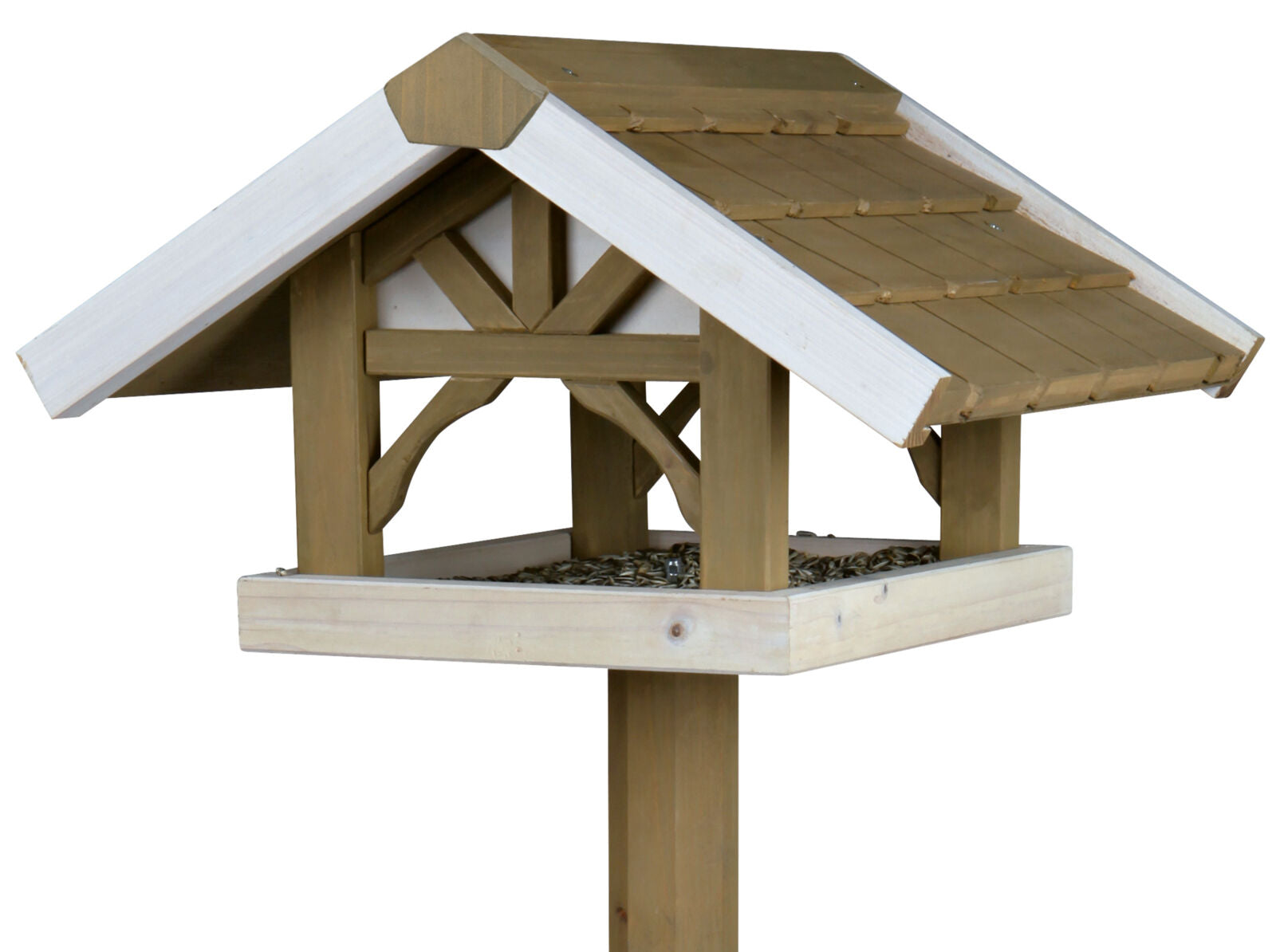 Holz-Vogelhaus auf Pfosten mit schrägem Dach, gefüllt mit Sonnenblumenkernen, braun-weiß gestrichen.
